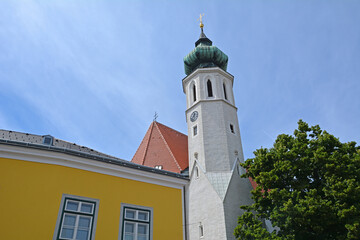 Fototapeta na wymiar Pfarrkirche Heilig Kreuz im Heurigendorf Grinzing, Wien