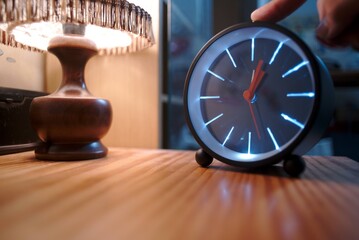 Horloge de chevet réveil minimaliste noir lampe allumé lumière neon moderne vintage