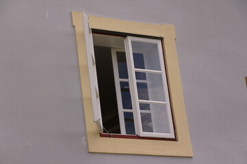 Altes Doppelfenster in einem historischen Gebäude in der Altstadt von Passau
