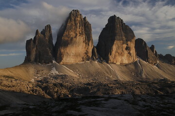 Fototapeta premium Die Drei Zinnen in den Sextener Dolomiten im Licht der untergehenden Sonne