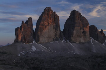 Die Drei Zinnen in den Sextener Dolomiten im Licht der untergehenden Sonne