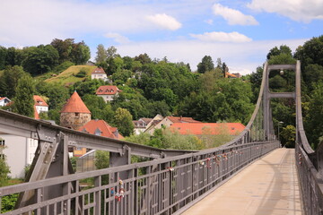 Historische Fußgängerbrücke über den Fluss Inn in Passau in Bayern