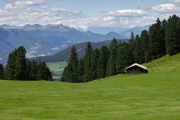 Obraz premium Mountain house and green field in Funes