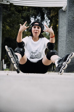 Joven mujer skater hace se&ntilde;as de rock tras caer al patinar