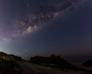 Via Láctea sob o Céu da praia de VIlatur, em Saquarema