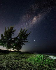 Via Láctea sob o Céu da praia de VIlatur, em Saquarema