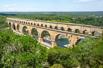 Fototapeta premium pont du gard vu depuis les hauteurs