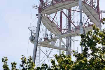 Base station for mobile network with antennas.