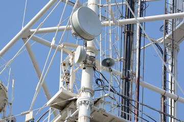 Base station for mobile network with antennas.
