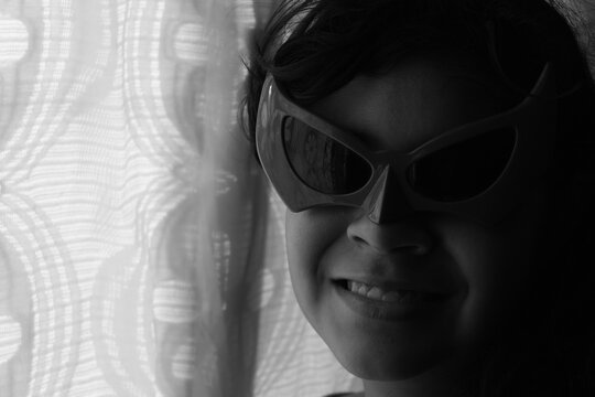 Sonriendo al amanecer con mis lentes de diablillo