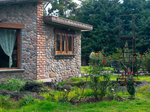 Casa de campo soleado con arboles y flores