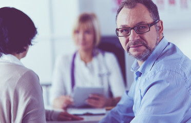 Obraz premium American doctor talking to woman in surgery