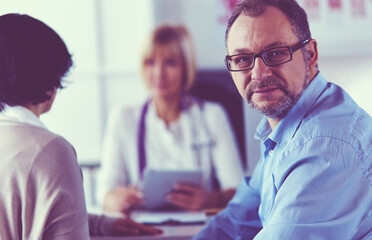 Obraz premium American doctor talking to woman in surgery