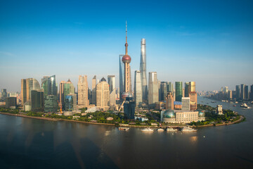 Obraz premium Widok z lotu ptaka na panoramę Pudong z wieżą Oriental Pearl Tower i wieżowiec dzielnicy biznesowej Lujiazui z rzeką Huangpu w Szanghaju w Chinach. Turystyka azjatycka, nowoczesne życie w mieście lub koncepcja finansowania biznesu