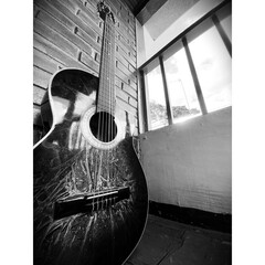 Guitarra acústica a blanco y negro