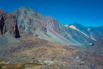 excursion a las montañas de la cordillera de los Andes en Santiago de Chile hacia las aguas termales 