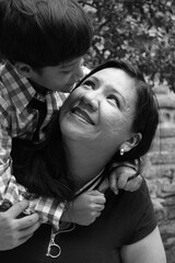 Madre e hijo compartiendo miradas de cariño