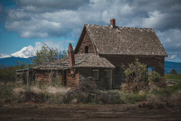 Fototapeta na wymiar old rural house
