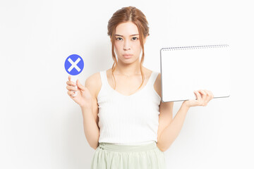 白紙のスケッチブックを持つ若い女性