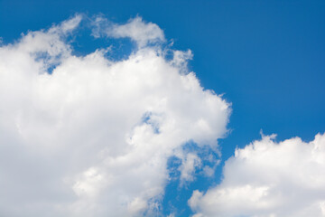Obraz premium Snow-white clouds against a blue sky