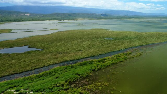 Flight in cabral lagoon is the largest in the country, with 28 square kilometers, it houses a variety of flora and fauna so rich as to make it a protected scientific reserve.