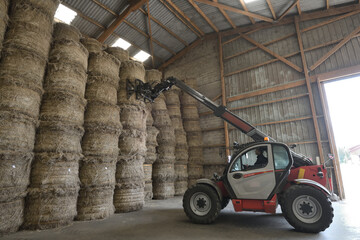 Coopérative linière, déchargement et stockage du lin