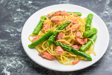 鮭とアスパラガスのパスタ