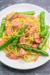鮭とアスパラガスのパスタ