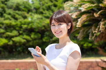 スマートフォンを操作する女性