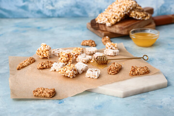 Crispy rice bars with honey on color background