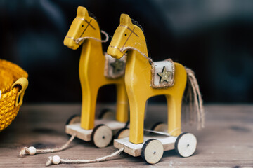Petit cheval de bois vintage - Jouet pour enfant en bois