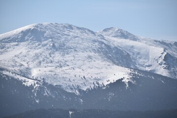 Obraz premium View of a snowy mountain