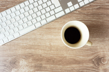 A computer and a cup of coffee. Work, business, telework, job, etc.  パソコンと飲みかけのコーヒー、仕事、ビジネス、テレワーク、ジョブなど