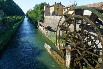 Groppello (Italy): big wooden wheel on Martesana canal