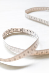 くるっと一巻きされた巻尺 66cmにフォーカス