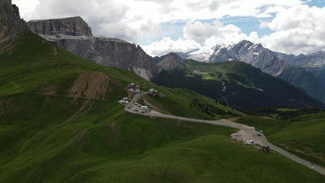 La strada del passo Sella salendo dalla Val Gardena