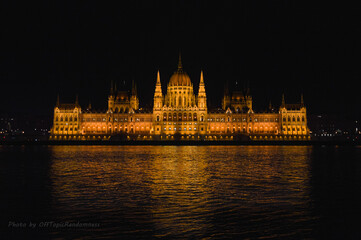 Obraz premium Parliament of Budapest at night