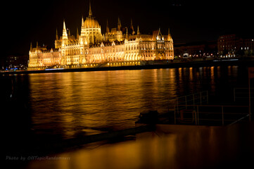 Fototapeta premium Parliament of Budapest at night