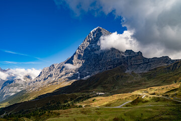 Männlichen Kleine Scheidegg Wanderung Blick auf Eiger Mönch und Jungfrau Spätsommer Herbst blauer Himmel mit Wolken 