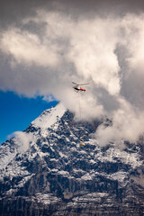 Fototapeta na wymiar Helikopter in den Schweizer Bergen Transport Material 