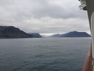 Tiefe Wolken über dem Fjord von Seydisfjordur Island