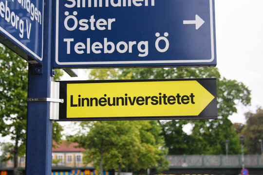 A yellow sign showing the directions to Linnaeus University in V&auml;xj&ouml;, Sweden