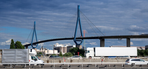 LKW auf der Autobahn A7 vor der Köhlbrandbrücke in Hamburg.