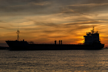Obraz premium SUNSET OVER THE SHIP - Seascape in a romantic evening 