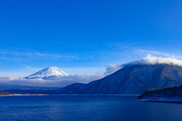 Fototapeta premium 冬の富士山、山梨県本栖湖にて
