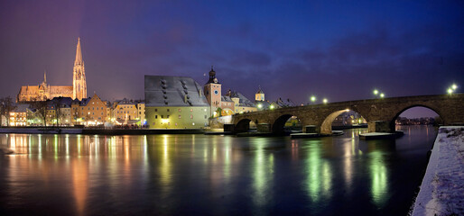 Regensburg im Winter  bei Nacht zur blauen Stunde