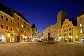 Fototapeta na wymiar Haidplatz Regensburg bei Nacht zur blauen Stunde