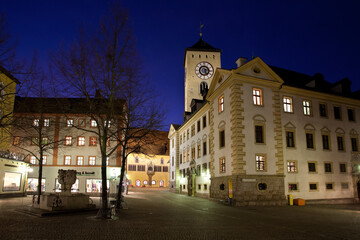 Fototapeta na wymiar Rathausplatz Regensburg bei Nacht zur blauen Stunde