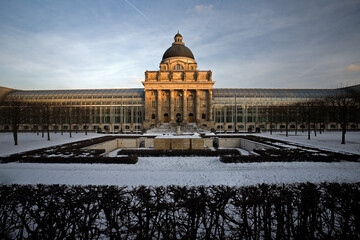 bayerische Staatskanzlei München im Abendlicht