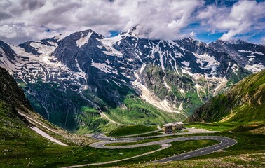 Großglockner Berg Berge Straße Grün Wiese Blauer Himmel Wolken  Sonne Licht und Schatten Alpen 